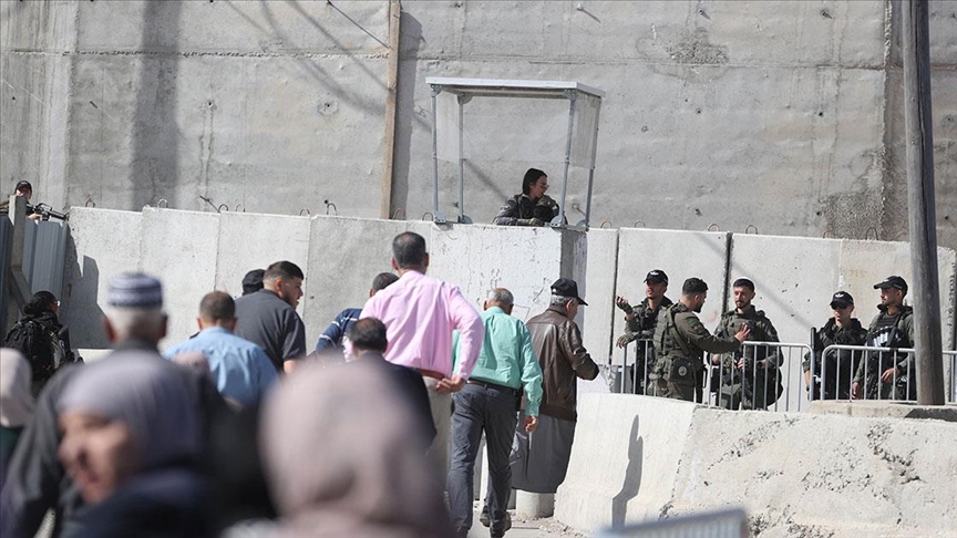 İsrail ramazanın son cumasında da Filistinlilerin Kudüs'e girişini engelliyor