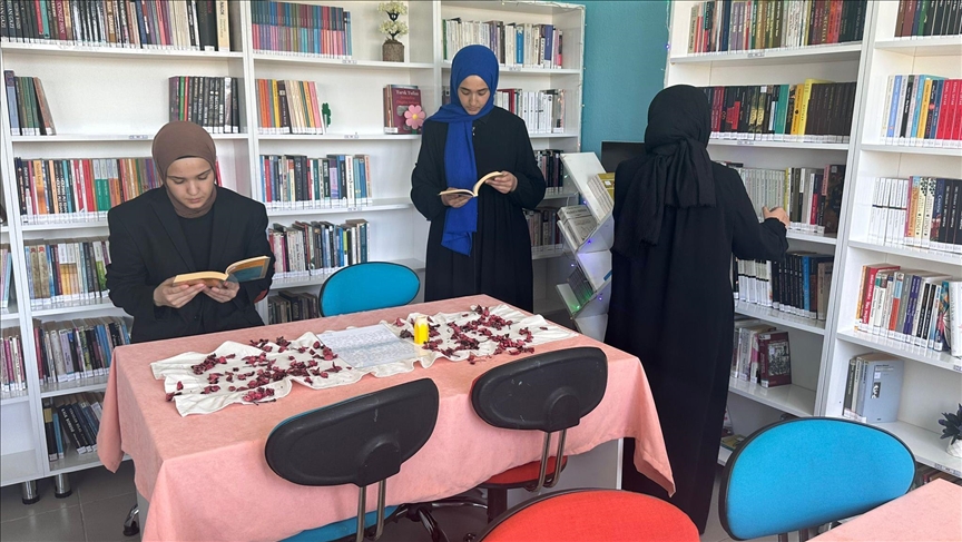 Depremde yaşamını yitiren Esra öğretmenin kütüphane hayalini meslektaşları gerçekleştirdi