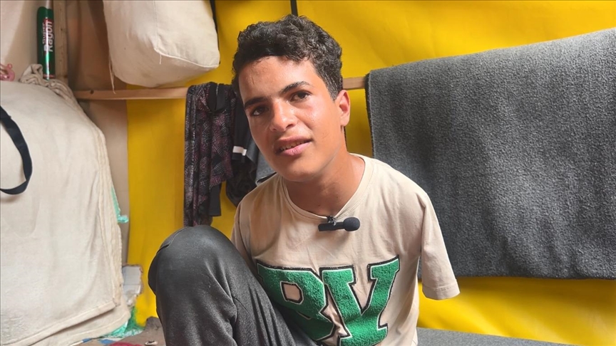 غزة.. فتى بلا ذراعين يتحدى الإعاقة وظروف النزوح
