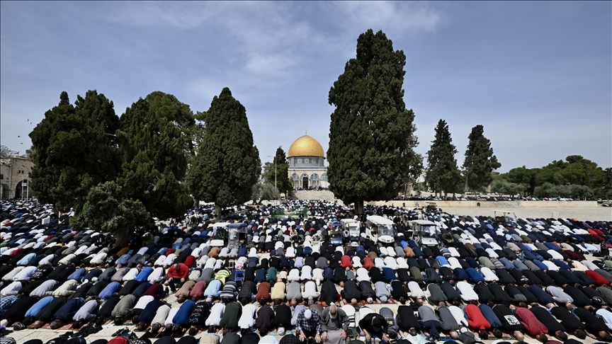 القدس.. 120 ألفا يؤدون صلاة الجمعة الأخيرة من رمضان بالأقصى