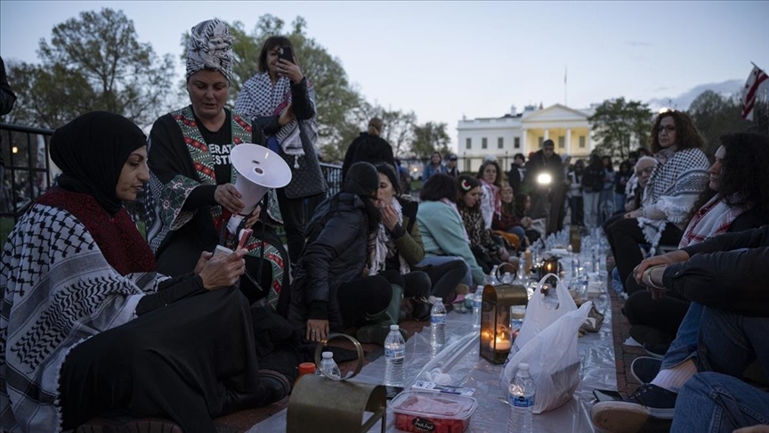 Des musulmans organisent un Iftar collectif devant la Maison Blanche en solidarité avec Gaza