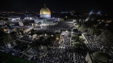 Filistin'de 200 bin Müslüman, Kadir Gecesi’ni Mescid-i Aksa’da ihya etti