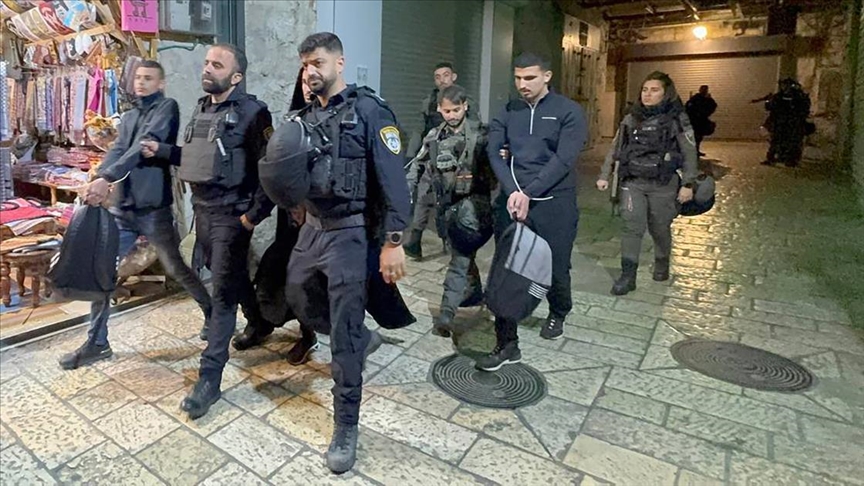 İsrail polisi Mescid-i Aksa'da Kadir Gecesi'nde ibadet edenlere saldırdı İsrail polisi Mescid-i Aksa'da Kadir Gecesi'nde ibadet edenlere saldırdı