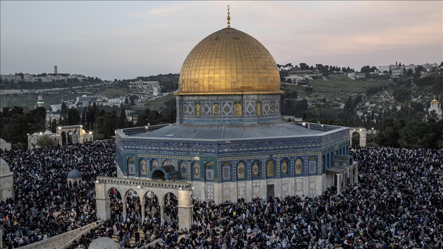 200,000 worshippers perform Tarawih prayers at Al-Aqsa Mosque despite Israeli restrictions
