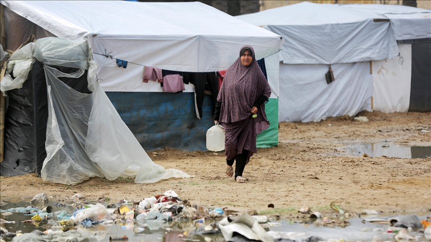 Trash piles threat health of fleeing Palestinians in Rafah