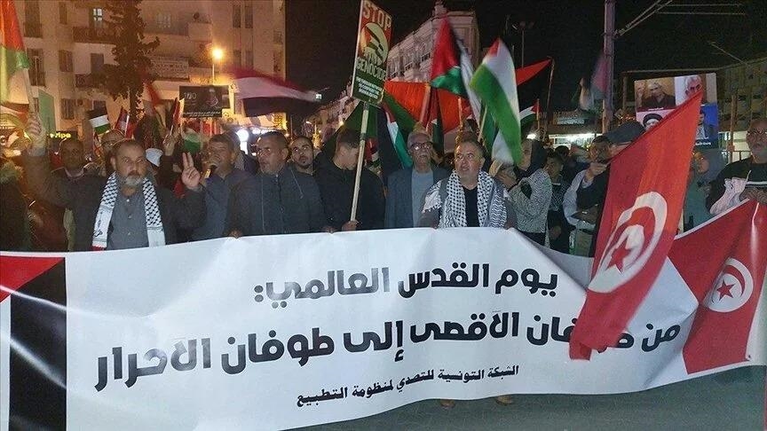 Des centaines de manifestants ont participé à un défilé nocturne à Tunis en signe de solidarité avec Gaza 