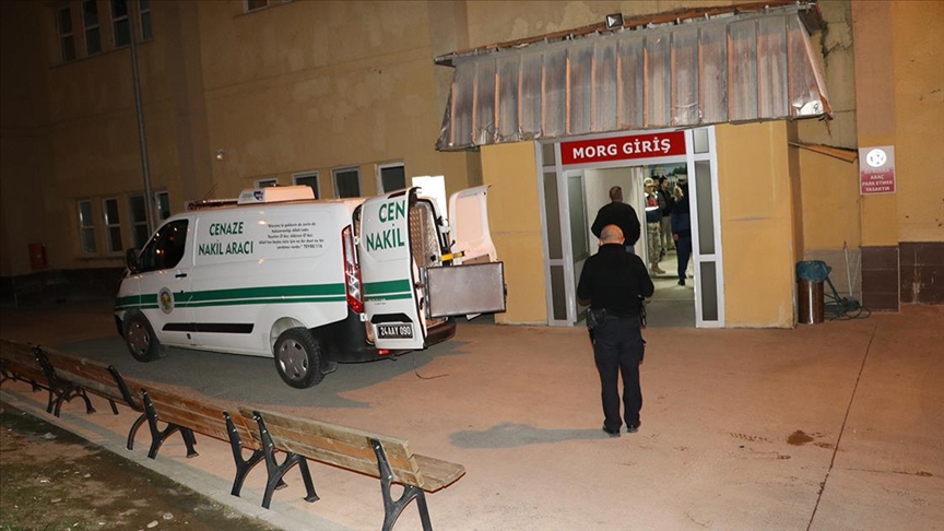 İliç'teki maden sahasında toprak altından çıkartılan Uğur Yıldız'ın naaşı morga kaldırıldı İliç'teki maden sahasında toprak altından çıkartılan Uğur Yıldız'ın naaşı morga kaldırıldı
