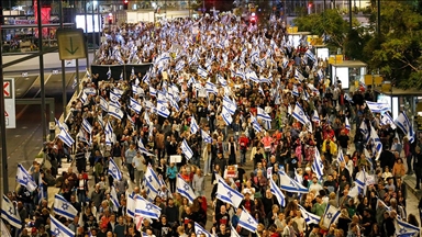 Tel Aviv'de on binlerce İsrailli, erken seçim ve Gazze'deki esirlerin salıverilmesi talebiyle gösteri yaptı