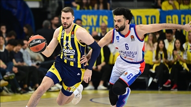 Anadolu Efes boost hopes for EuroLeague play-in with thrilling 82 - 80 Istanbul derby win against Fenerbahce Beko