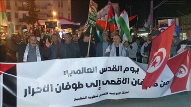 Des centaines de manifestants ont participé à un défilé nocturne à Tunis en signe de solidarité avec Gaza 