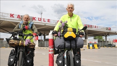 Hacca gitmek için Üsküp'ten yola çıkan 2 bisikletçi Türkiye'ye ulaştı