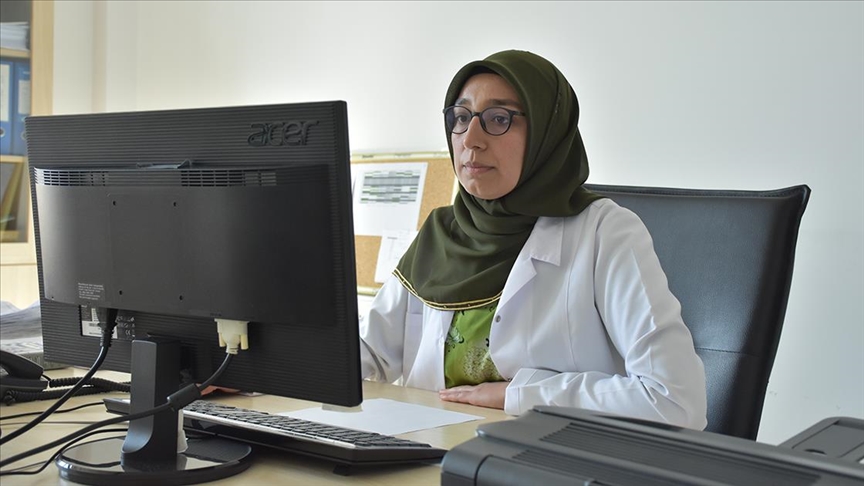 Kanseri yenen Meryem hemşire aynı hastalıkla mücadele edenlere moral oluyor