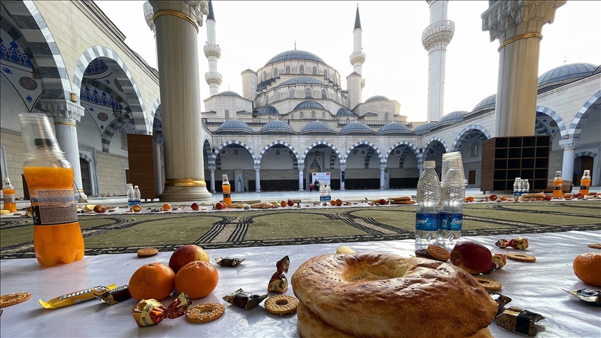 TİKA, Kırgızistan’da 2 bin 500 kişilik iftar verdi