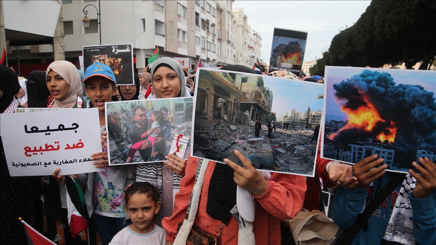 بملابسهم البيضاء.. أطباء مغاربة يطالبون بوقف “حرب الإبادة” بغزة
