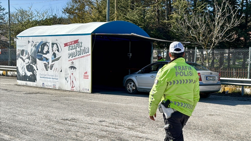 Bolu'dan geçerken "Yaşam Tüneli"nde mola veren sürücülere trafik kuralları hatırlatılıyor