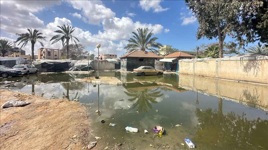 النفايات والصرف الصحي.. موت يطارد الناجين من نيران إسرائيل بغزة