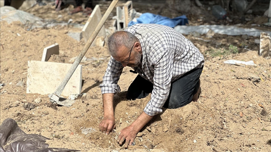 غزة.. أب ينبش الأنقاض بحثا عن جثمان طفلته الضائع (تقرير)