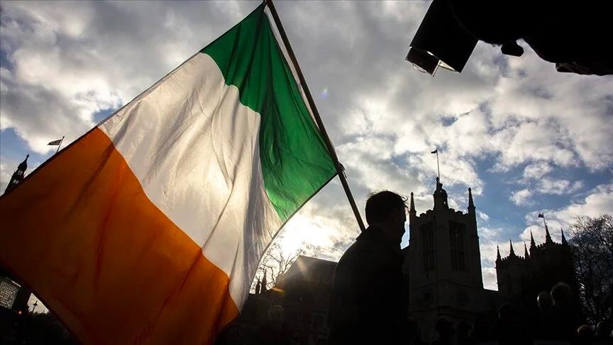 À 37 ans, Simon Harris devient le plus jeune Premier ministre irlandais de l'histoire