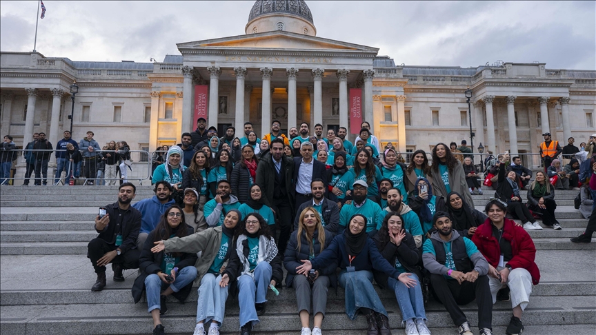 Thousands attend open iftar event at London’s Trafalgar Square