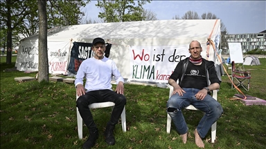 Almanya’da 2 aktivist hükümetin iklim politikasını değiştirmesi için açlık grevi yapıyor