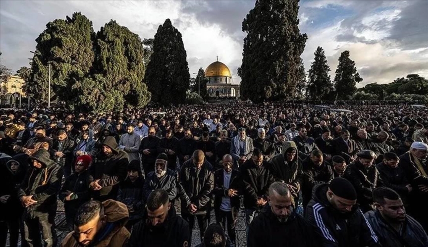 Sans festivités: 60 000 Palestiniens accomplissent la prière de l'Aïd Al-Fitr à Al-Aqsa 