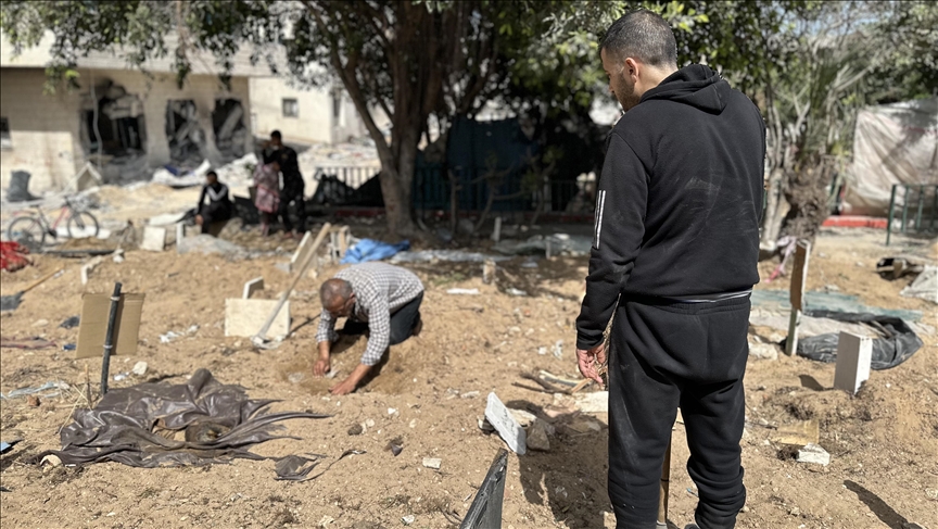 Gazze'de Filistinli baba, İsrail'in tahrip ettiği mezarlığın yıkıntıları arasında kızının cesedini arıyor