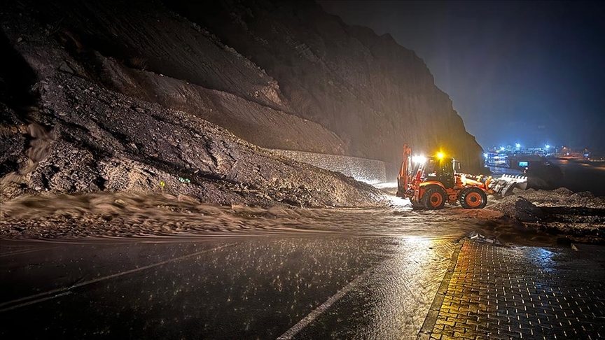 Hakkari-Van kara yolu 3 noktada meydana gelen heyelan nedeniyle kapandı 