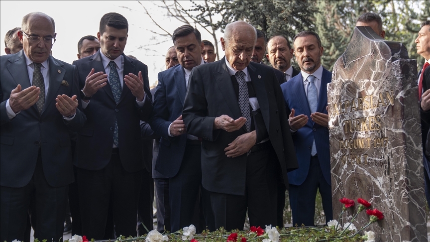 MHP Genel Başkanı Bahçeli, Alparslan Türkeş’in kabrini ziyaret etti