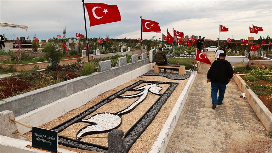 Depremde kaybettiği annesinin isminden esinlenip kabrinin yanına taşlarla "lale figürü" yaptı