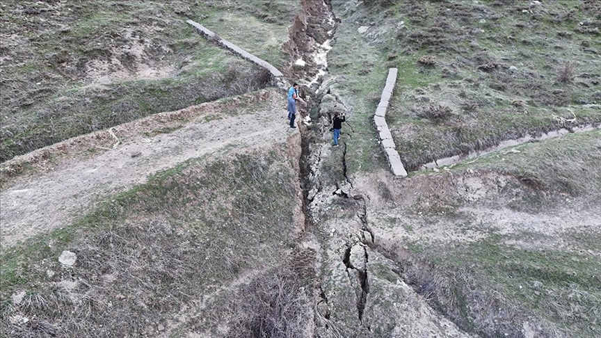 Elazığ merkezli depremin etkisi, Bingöl'de su kanalında kayma ve yarıklara neden olmuş