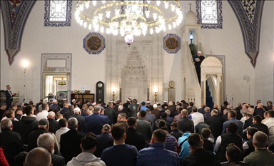 Муслиманите по повод Рамазан Бајрам ги исполнија џамиите во Северна Македонија, Албанија и Косово
