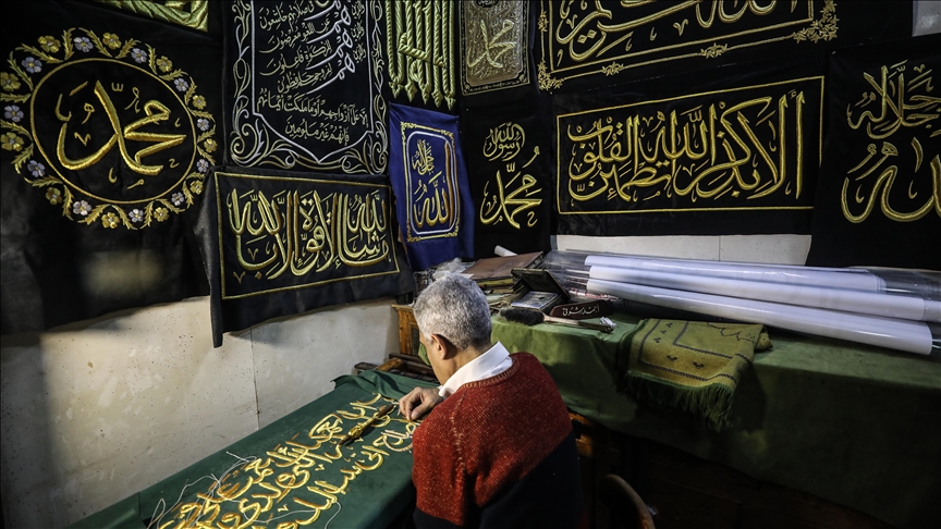  مهنة القصبجي.. فنون الكتابة والتطريز على الحرير بمصر (تقرير)