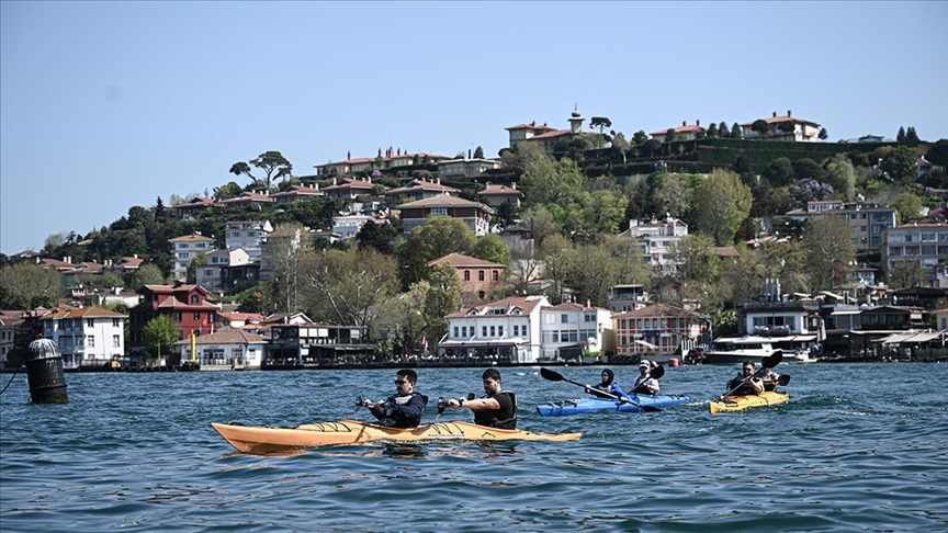 Bayram sabahını İstanbul Boğazı'nda kano keyfi yaparak değerlendirdiler