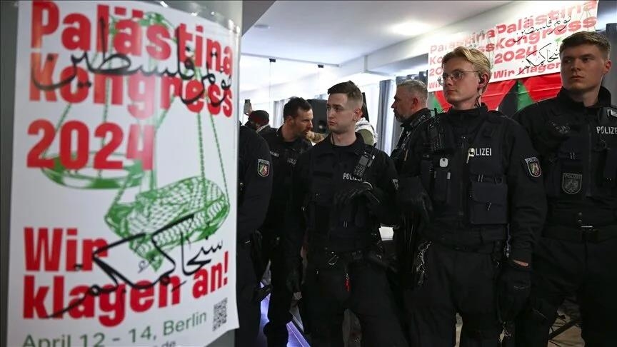 La police allemande interrompt le Congrès de la Palestine à Berlin, avant de disperser ses participants