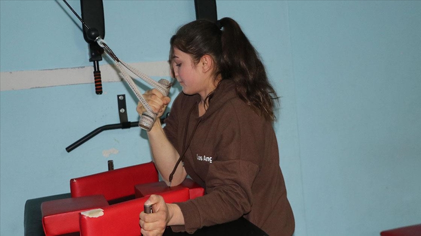 Bilek güreşi sporcusu 14 yaşındaki Şaziye Demir, Avrupa Şampiyonası'na hazırlanıyor