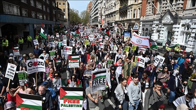 İngiltere'nin İsrail'e silah satışını protesto eden on binlerce kişi Londra'da yürüdü