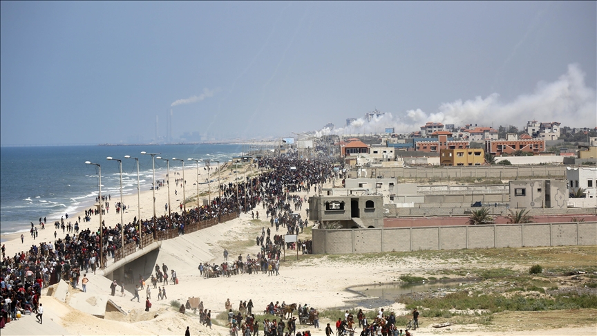 Israel bombardea a cientos de palestinos desplazados que regresaban al norte de Gaza y asesina a cinco