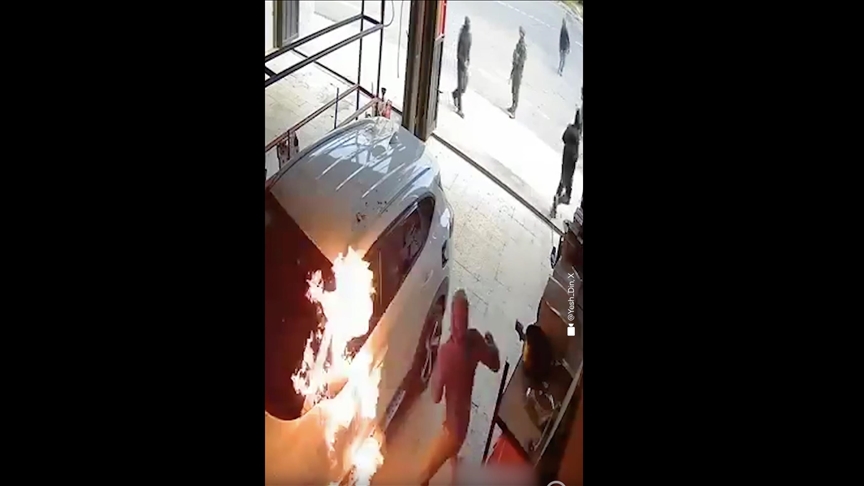 Yahudi yerleşimciler, Batı Şeria'da Filistinlilere ait aracı İsrail askerlerinin gözü önünde ateşe verdi