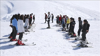 Hakkari'de 3 bin 200 öğrenciye kayak eğitimi verildi