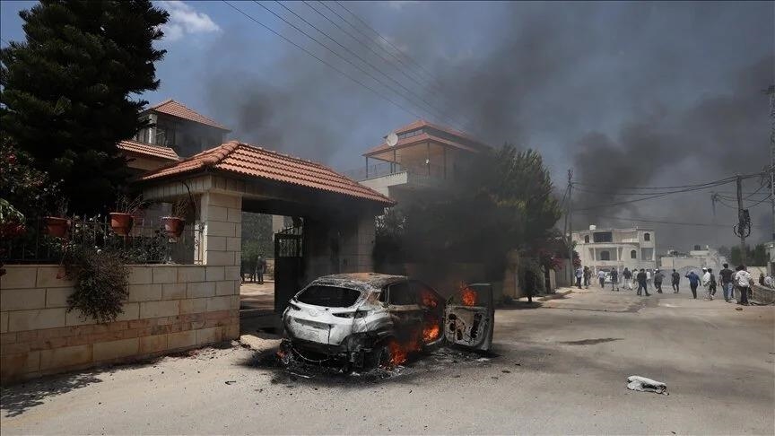 فيديو يوثق إحراق مستوطنين اثنين سيارة فلسطينية تحت حراسة الجيش