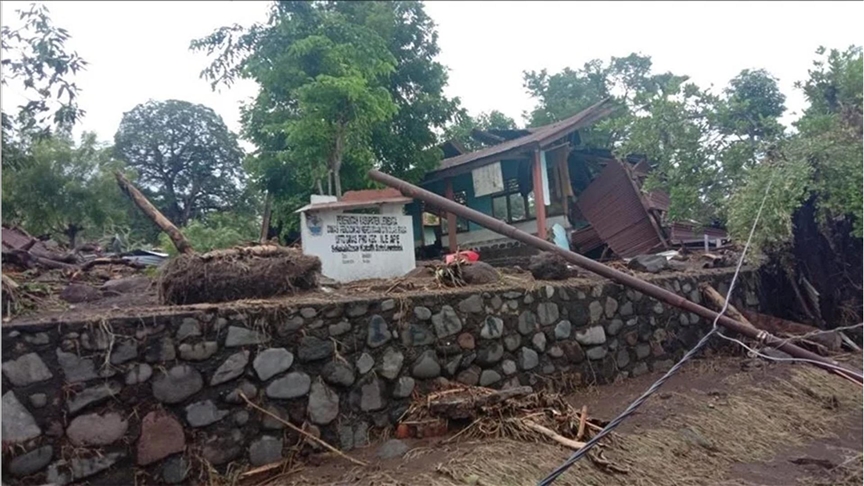 جان باختن 18 نفر در اثر رانش زمین در اندونزی