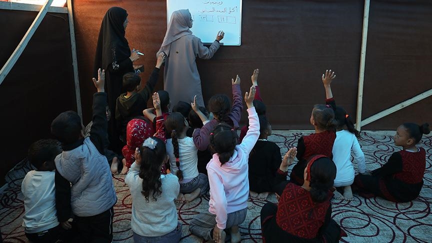 رفح.. فلسطينيون ينتزعون حقهم بالتعليم في خيمة بدائية (تقرير)