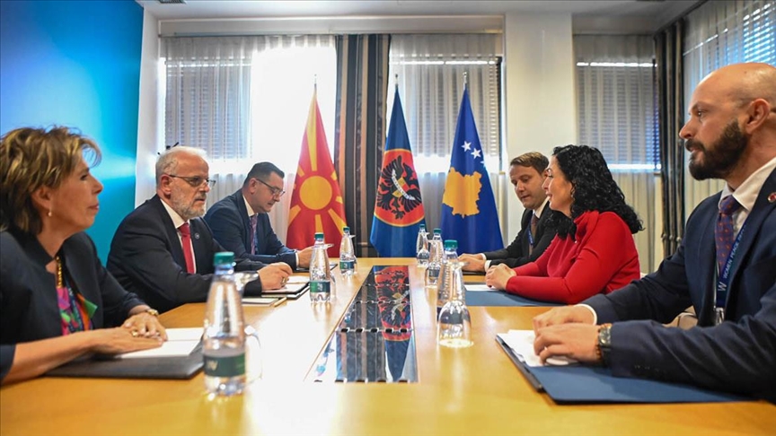 Косово: Претседателката Османи го угости премиерот на Северна Македонија, Џафери