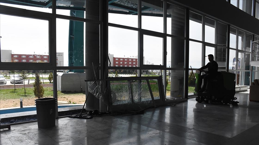 Van'da konser girişinde yaşanan yoğunluk nedeniyle spor salonunun cam ve kapıları kırıldı