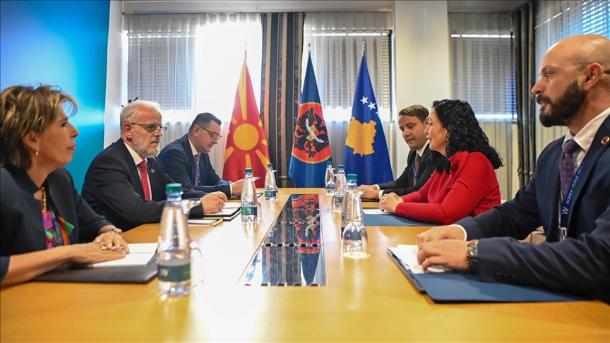 Kosovë, presidentja Osmani takon kryeministrin e Maqedonisë së Veriut, Talat Xhaferi
