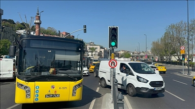 Arızalanan İETT otobüsü Eminönü'nde trafik yoğunluğuna neden oldu