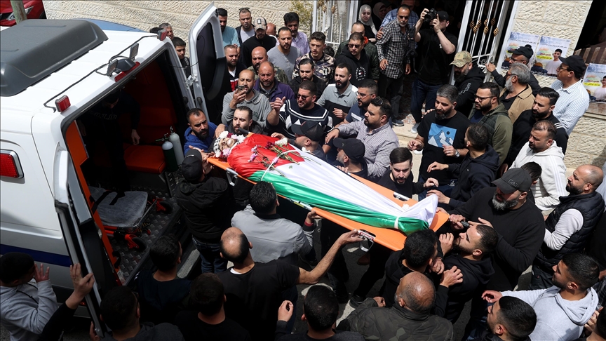 إسرائيل تسلم جثمان فلسطيني توفي في سجونها