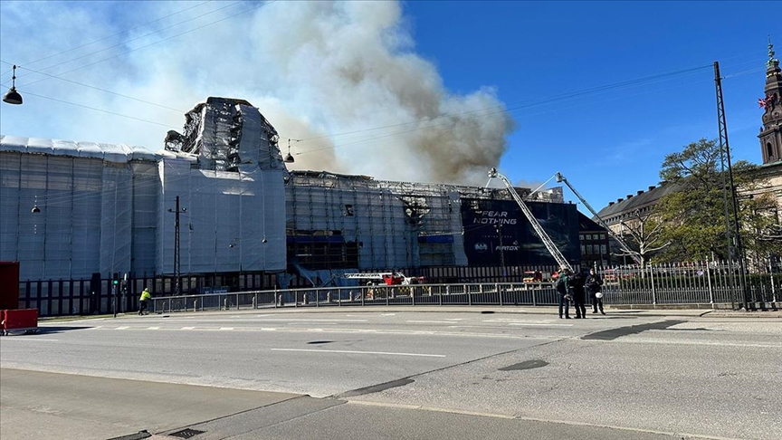 Danimarka'da 17. yüzyıldan kalma tarihi borsa binasında yangın çıktı