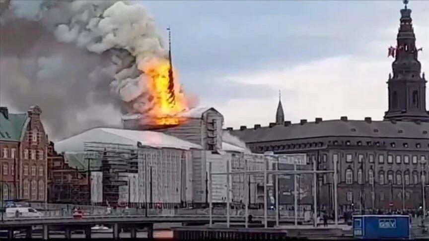 Kebakaran terjadi di gedung Bursa Efek Denmark, api lahap atap bangunan tua di Kopenhagen