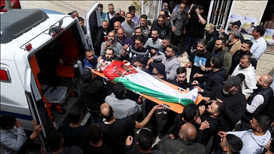 إسرائيل تسلم جثمان فلسطيني توفي في سجونها